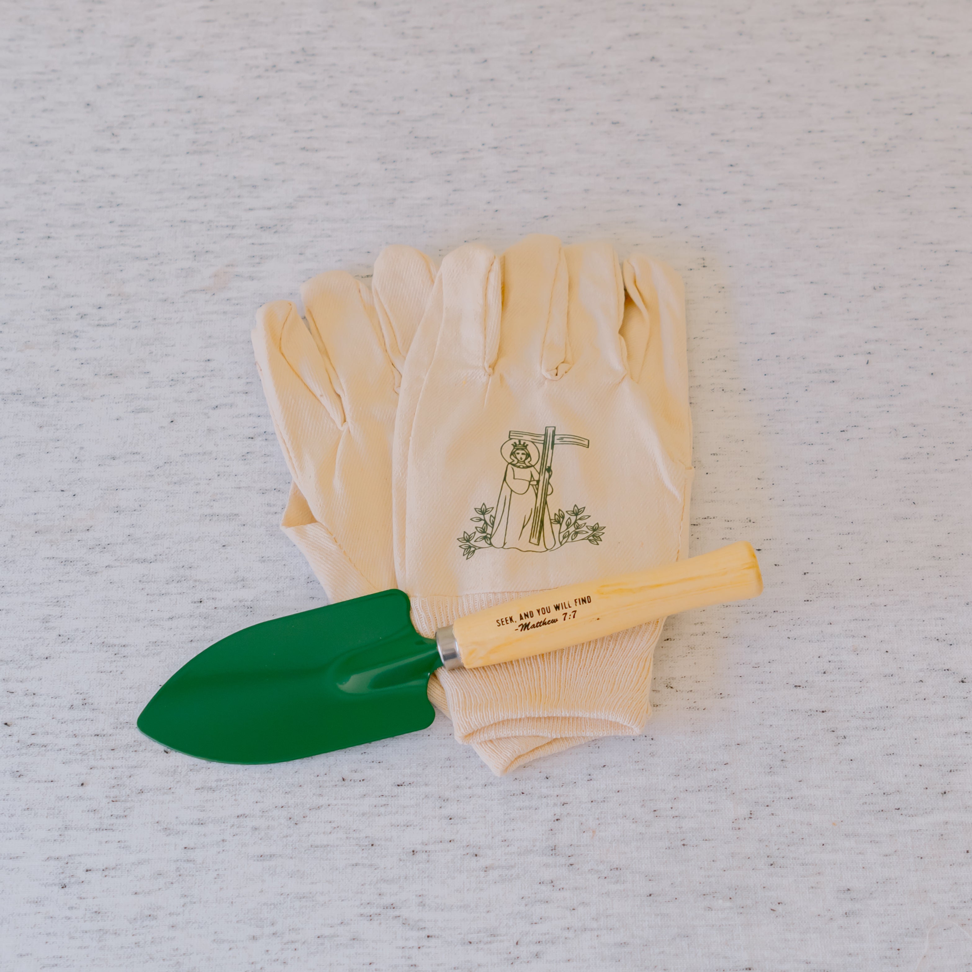 Saint Helen Spade & Gloves Set