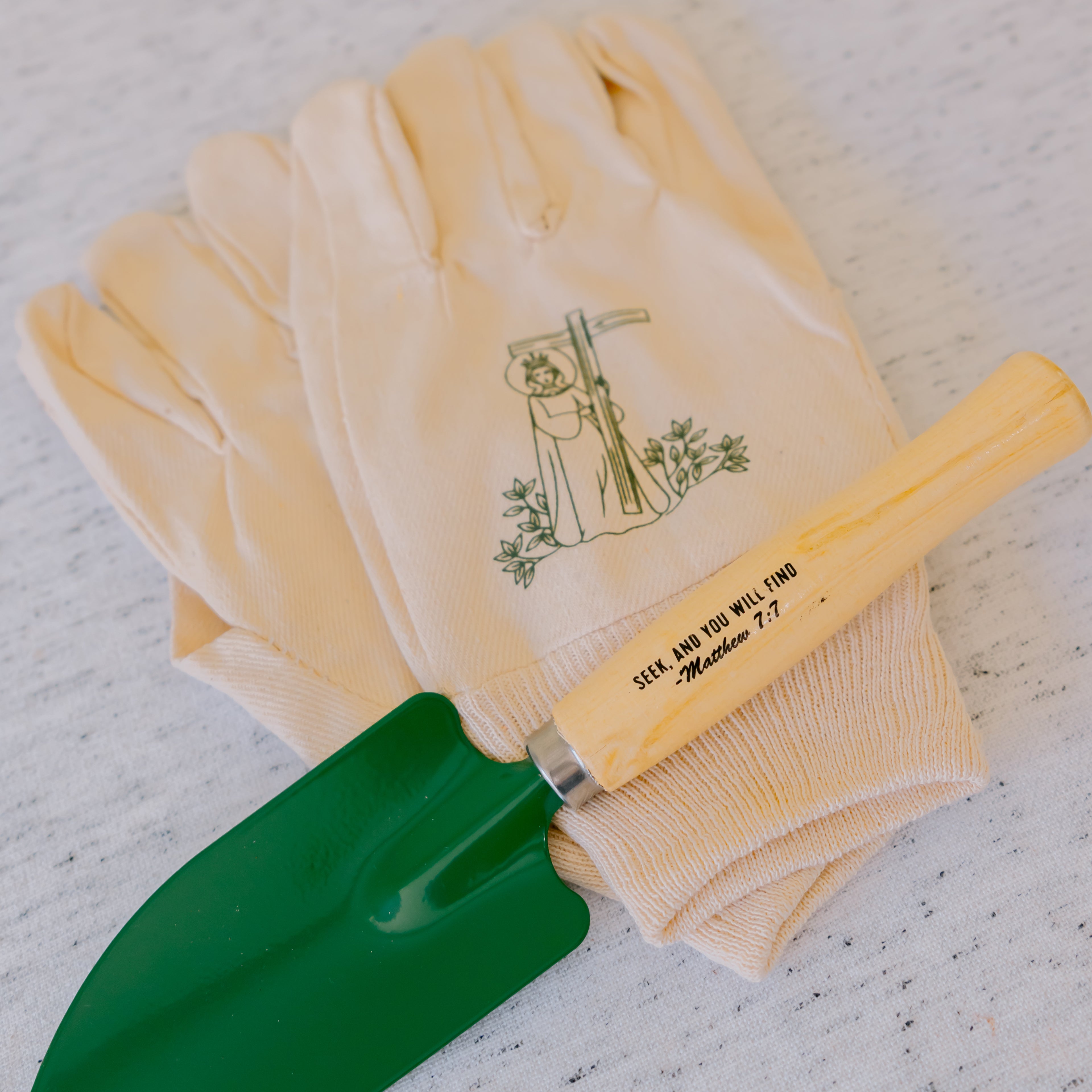 Saint Helen Spade & Gloves Set