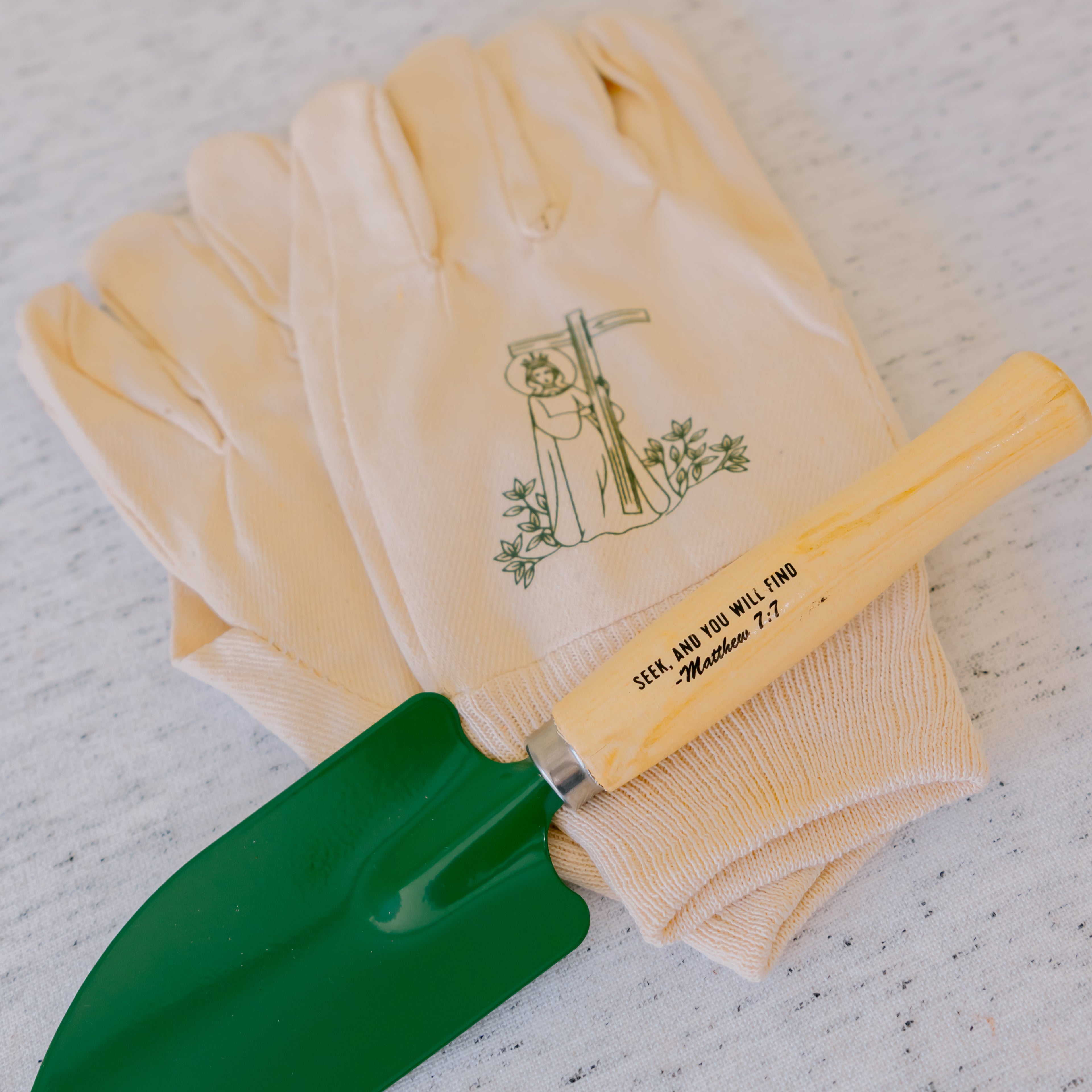 Saint Helen Spade &amp; Gloves Set